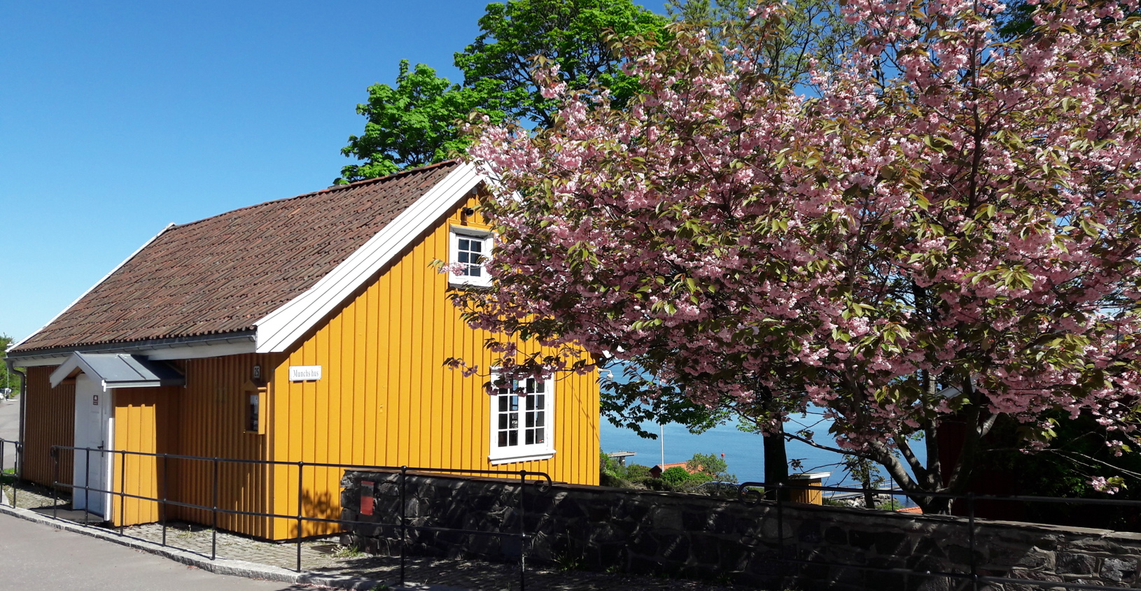 Munchs Hus Med Kirsebærtre I Blomstring