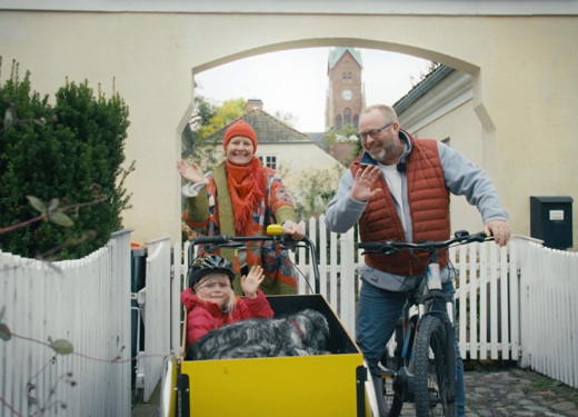 HOVEDSIDE Vinker Og Smiler