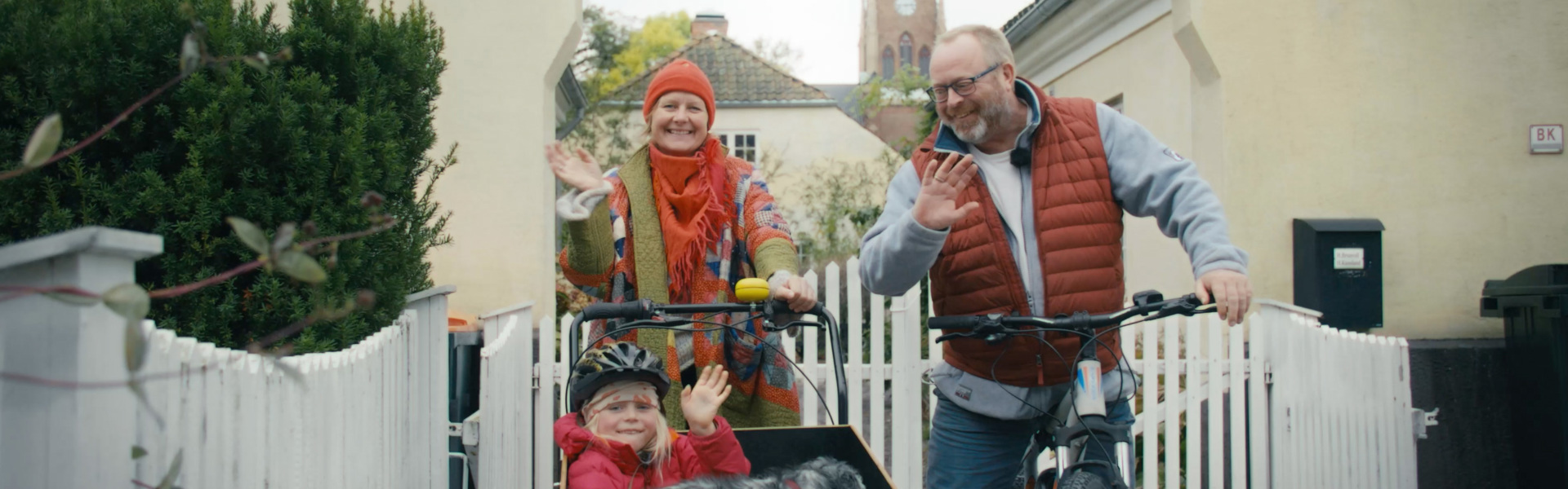 HOVEDSIDE Vinker Og Smiler