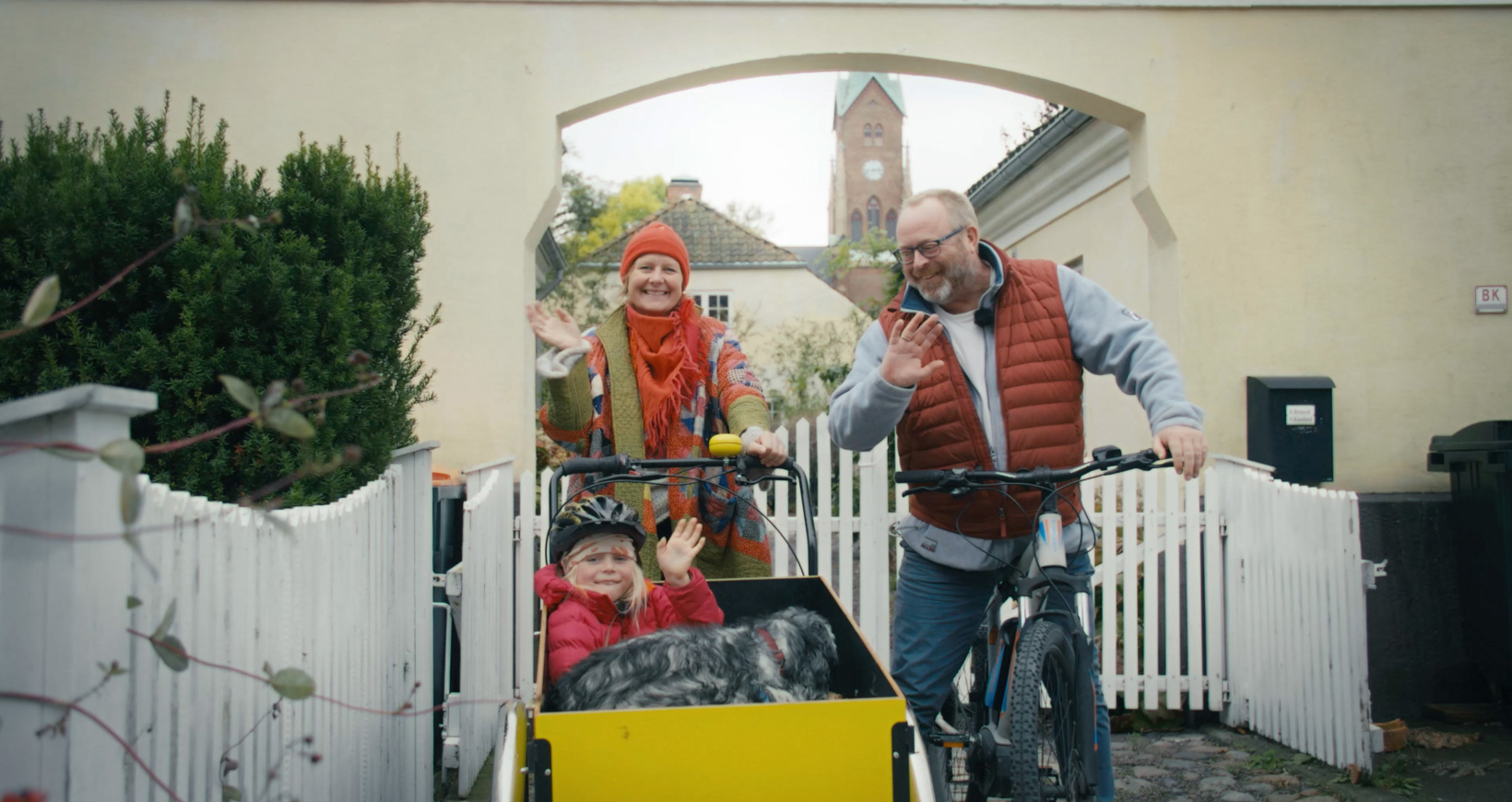 HOVEDSIDE Vinker Og Smiler